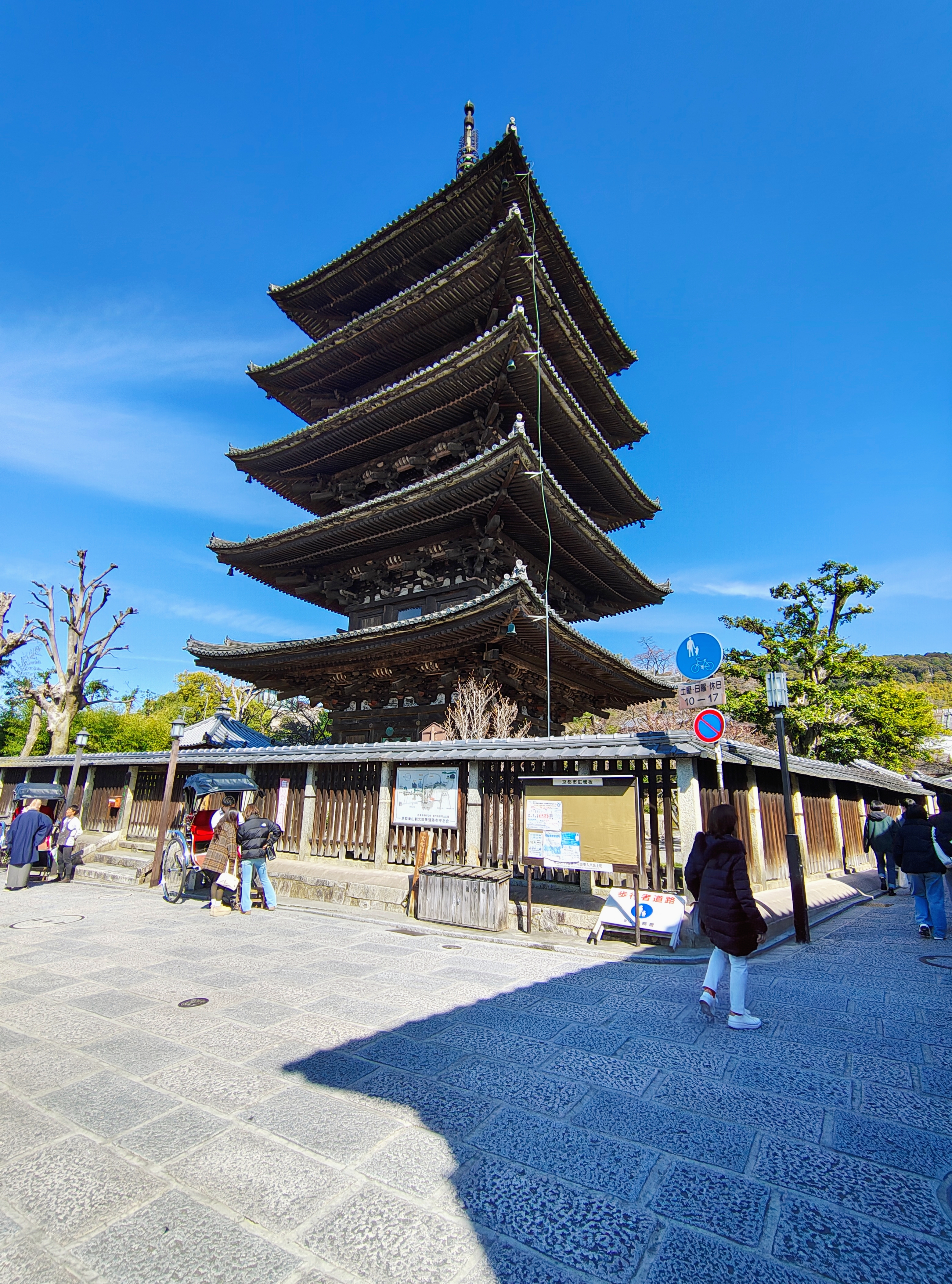 砖石坡道与古塔