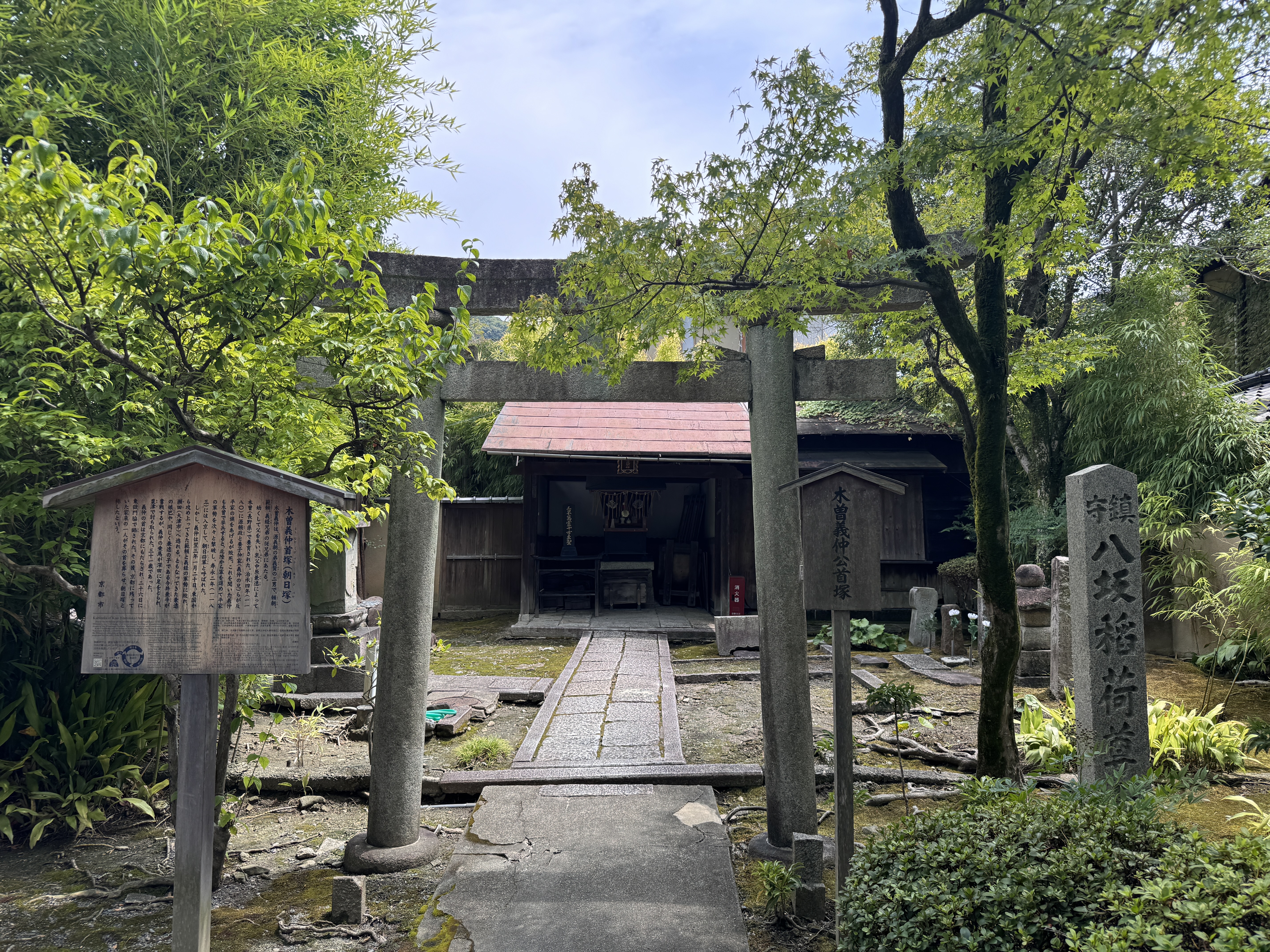 二年坂石板路与古塔同框